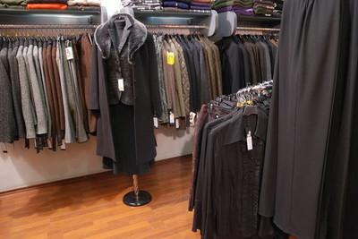 婦女在服裝店